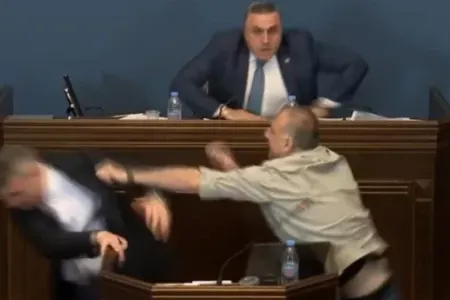 Deputatlar arasında dava düşdü