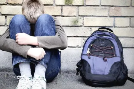 Şagird müəllimini bıçaqladı