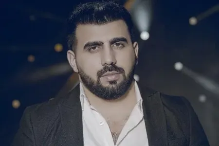 Azərbaycanlı müğənninin konsertində qızlar - SAÇ YOLDUYA ÇIXDILAR - VİDEO