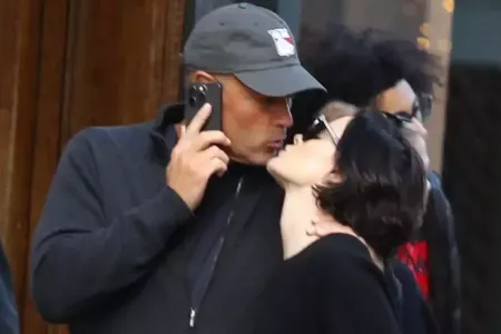 Yeni sevgilisi ilə öpüşərkən görüntüləndi