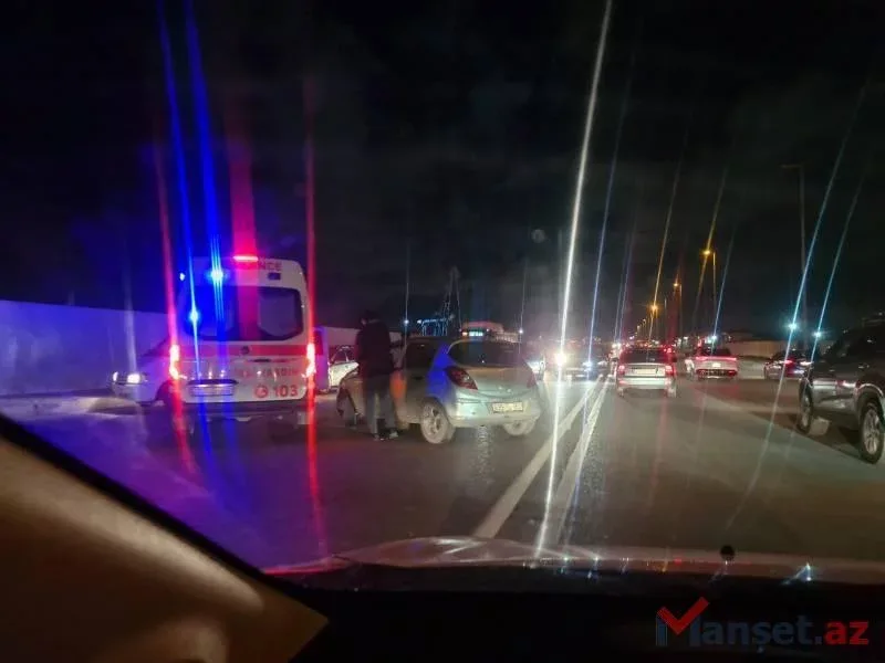Bakıda təcili yardım maşını qəzaya düşüb - Yol bağlandı - FOTO