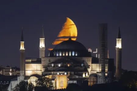 İstanbulda HİLAL mənzərəsi