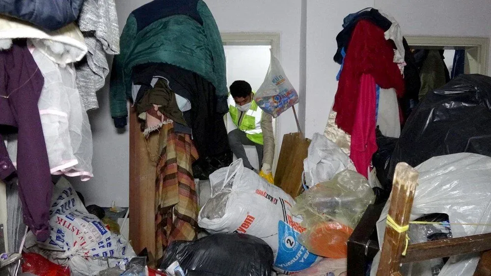 Mənzildən 2 maşın zibil çıxartdılar - FOTOlar