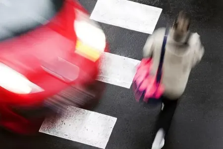 Bakıda yolu keçən gənc qızı avtomobil vurub
