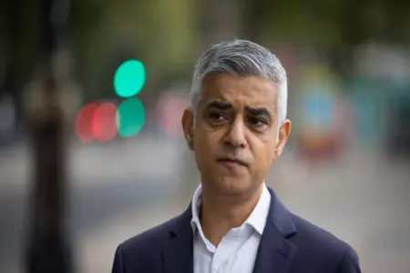 London meri Sadiq Xan Trampı irqçi adlandırdı
