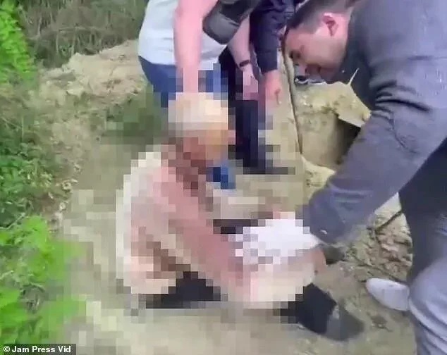 Diri-diri basdırılan kişi 4 gün sonra sağ çıxarıldı - FOTO