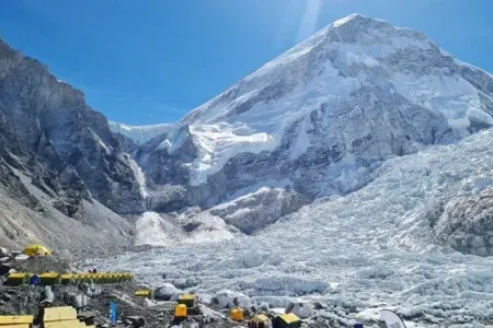 Everestdə mövsümünün ilk ölümü