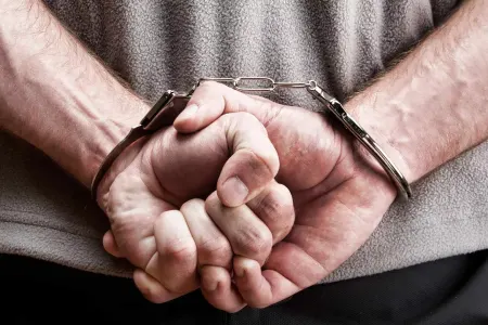 Nənəsini və həyat yoldaşını bıçaqladı..