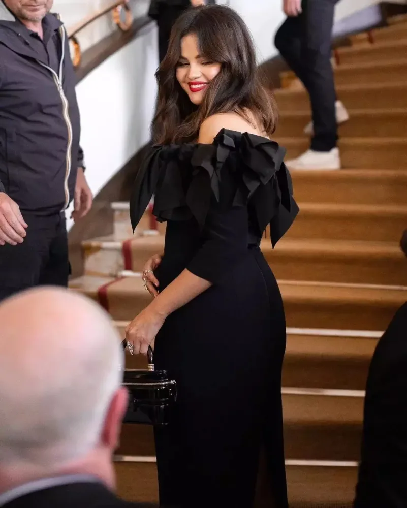 Selena festivala bu geyimdə qatıldı