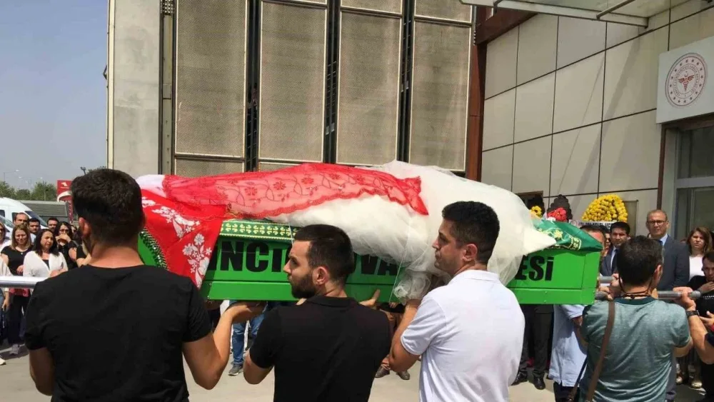 Gəlinlik paltarı tabutuna büküldü - FOTO