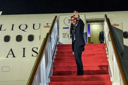 Makron Yeni Kaledoniyaya gedir