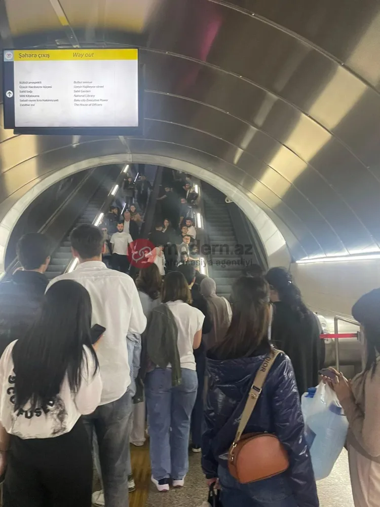 "Sahil" stansiyasında eskalator xarab oldu - FOTO