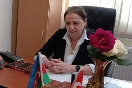 “Direktor dərs vaxtı şagirdin saçını kəsib...” - VİDEO