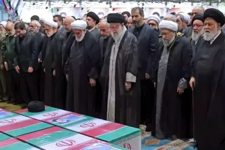 Rəisinin ölümündən sonra bütün gözlər bu adama yönəlib: Müctəba kimdir?