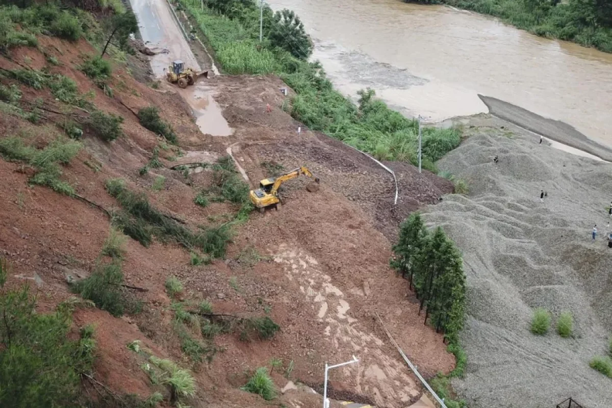 Torpaq sürüşməsi: - Ölənlər var