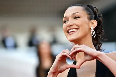Bella Hadid keffiye paltarı ilə Kannda