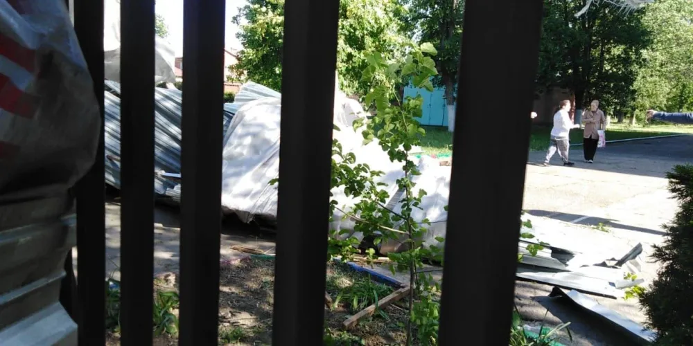 Məktəbin damı uçdu: - Yaralananlar var