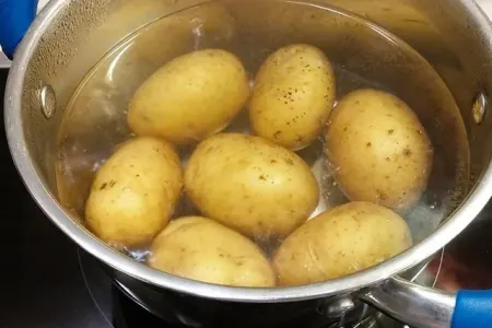 Kartofu bişirən zaman suyuna nə qədər duz tökmək lazımdır?