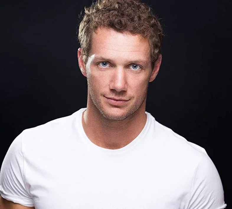 Məşhur aktyor GÜLLƏLƏNDİ - FOTO