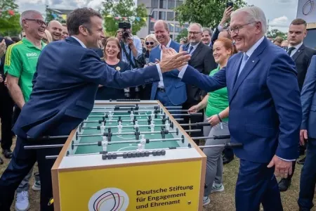 Makron almaniyalı həmkarı ilə fubol oynadı