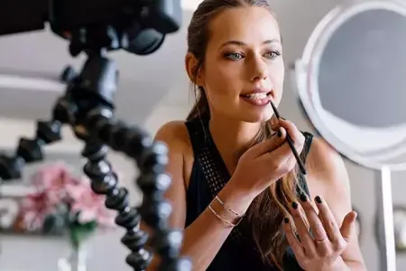 Dolğun dodaqlara sahib olmaq üçün bunu edin!