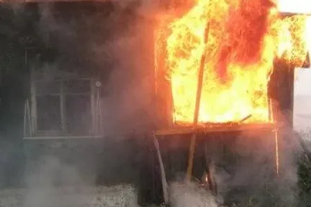 Bakıda ev yanaraq kül oldu