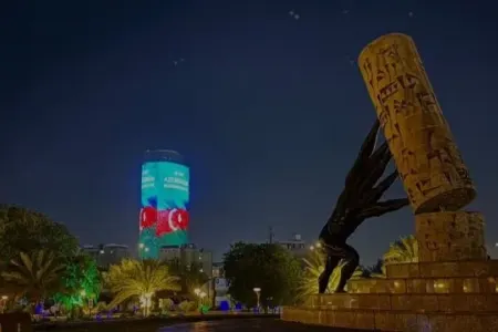 Bağdadın ən hündür binalarından biri bayrağımızla işıqlandırıldı
