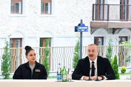 İlham Əliyevlə birinci xanım Xocalıya köçən sakinlərlə görüşdü