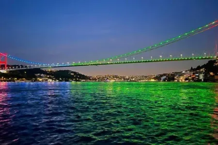İstanbulda körpülər Azərbaycan bayrağının rəngləri ilə işıqlandırıldı