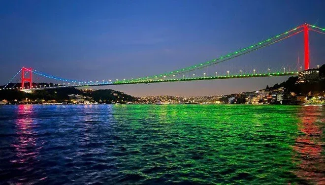 İstanbulda körpülər Azərbaycan bayrağının rəngləri ilə işıqlandırıldı