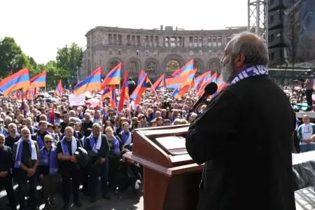 Ermənistanda etirazlara arxiyepiskop rəhbərlik etdi