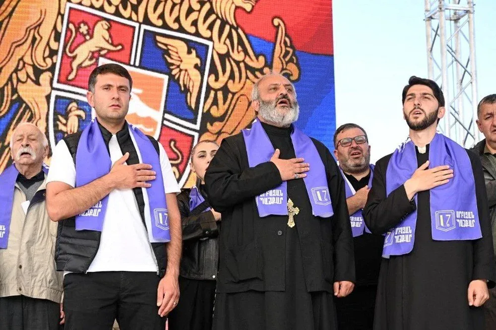 Ermənistanda etirazlara arxiyepiskop rəhbərlik etdi