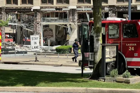 Bank binasında güclü partlayış: - Dağıntılar altında insanlar var - FOTO