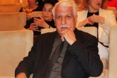 Xalq artisti: “Ayıbdır, qız-gəlin baxır”