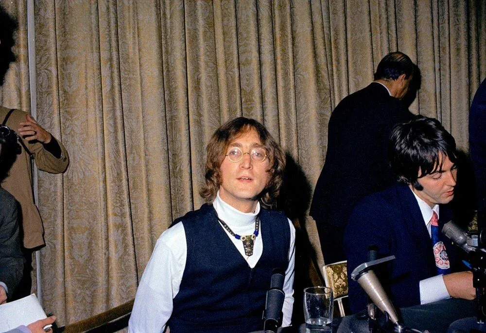 Con Lennonun gitarası REKORD qiymətə satıldı