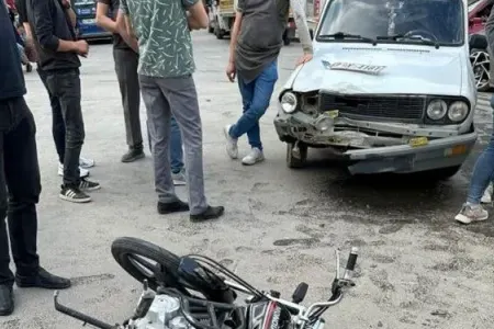 Motosikletlə avtomobil toqquşdu: - Yaralılar var