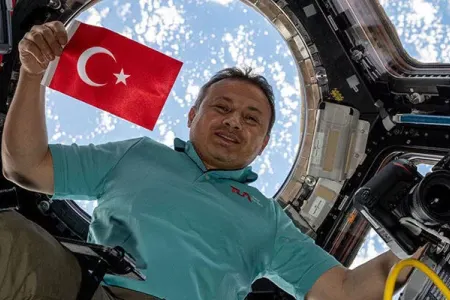 Türkiyənin ilk astronavtı qəzaya düşdü - FOTO
