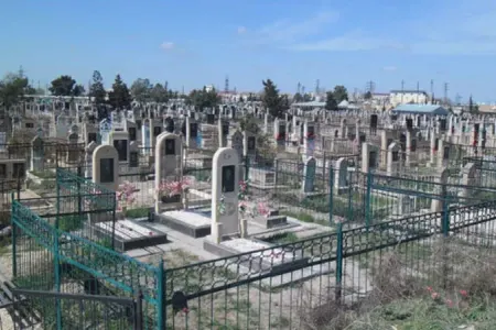 Bakıda məzardan 110 manatlıq çələng oğurladı, cəzasını aldı