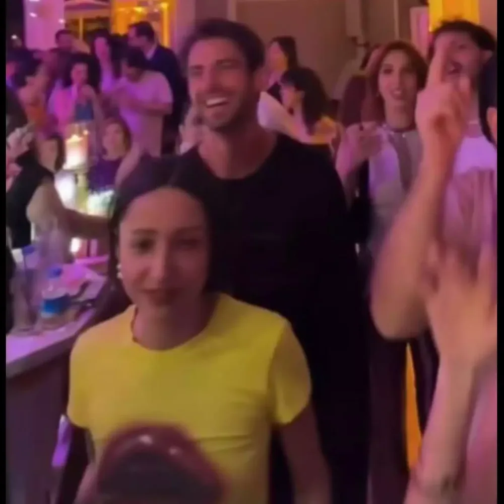 Öpüşərkən görüntüləndilər