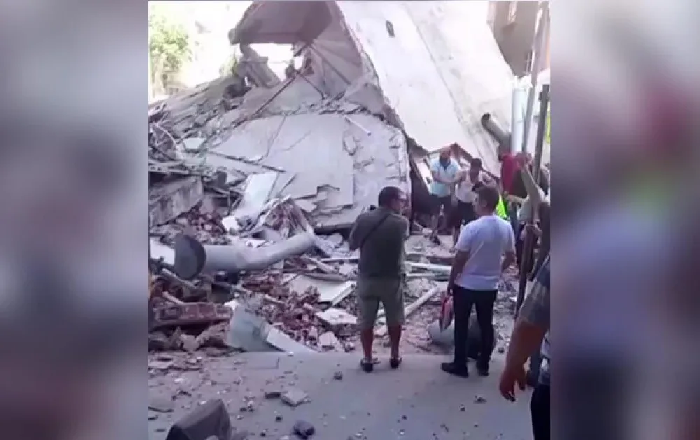 İstanbulda yaşayış binası çökdü - Dağıntılar altında qalanlar var - FOTO