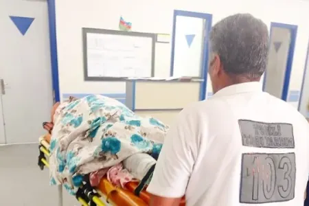65 yaşlı kişi damdan yıxıldı