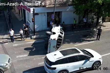 Yolda maşın aşdı, tıxac yarandı