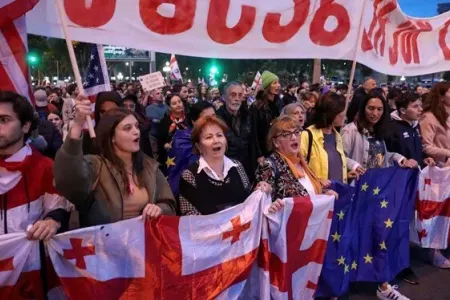 Gürcüstan parlamenti “xarici agent” qanununu imzaladı