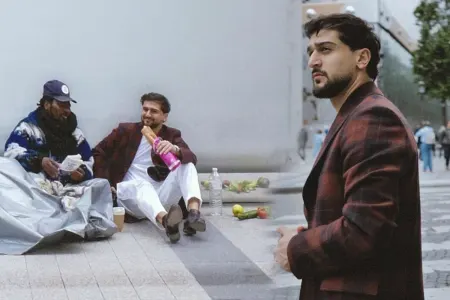 Azərbaycanlı müğənni Parisdə bomjla nahar etdi!