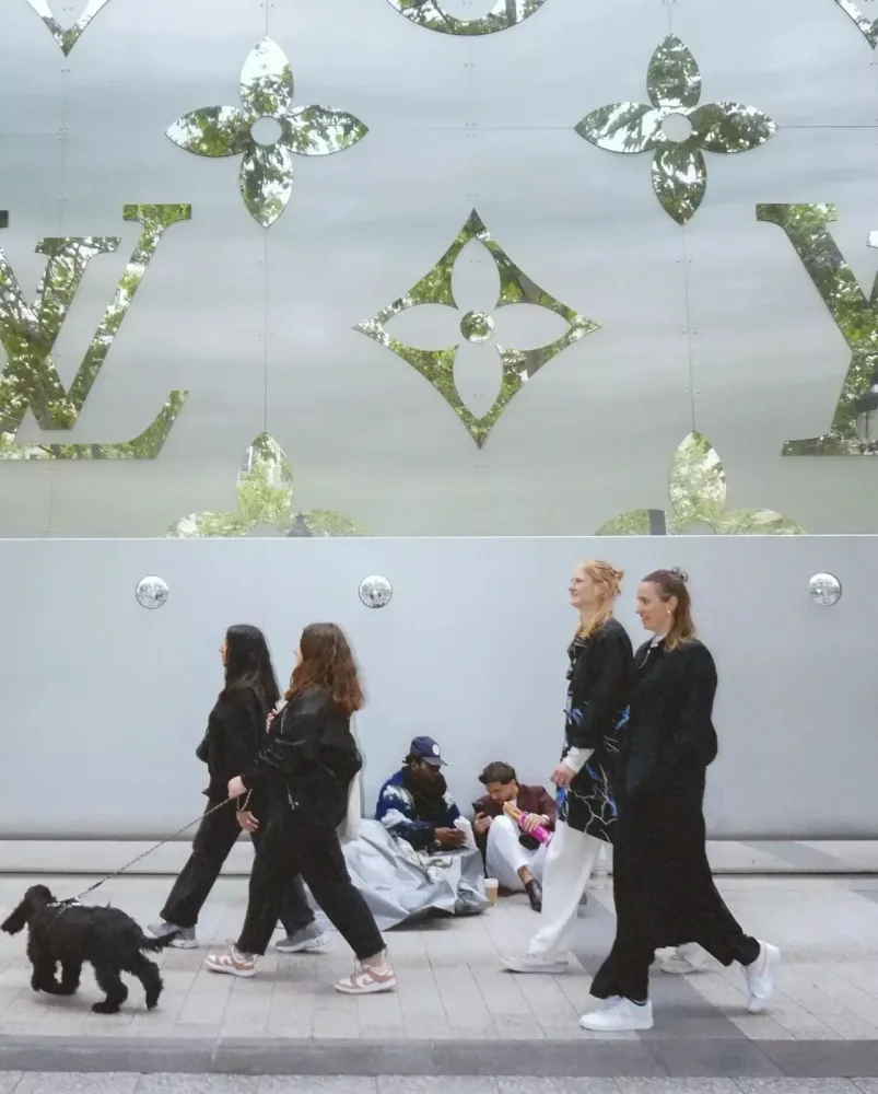 Azərbaycanlı müğənni Parisdə bomjla nahar etdi!