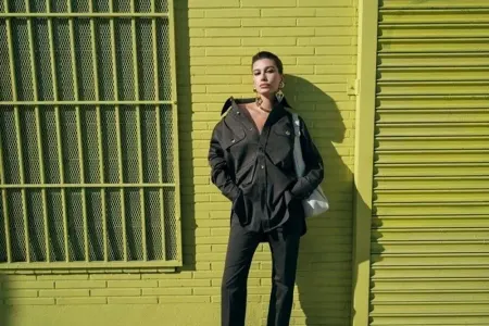 Heyli Biber moda nəhəngi üçün kamera qarşısında