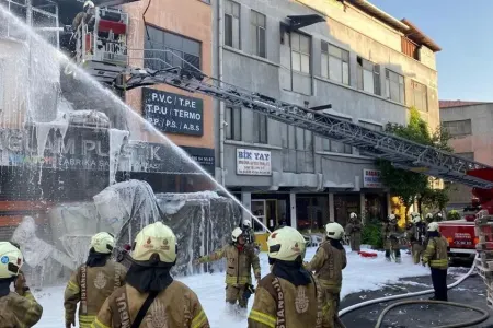 İstanbulda 4 mərtəbəli bina yandı