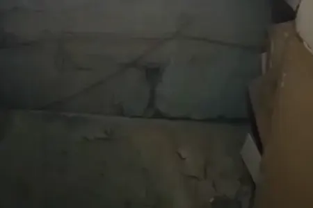 Bakıda blokun girişi çökdü, qadın yaralandı - VİDEO