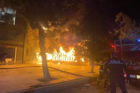 Bakıda kafe yanıb kül oldu