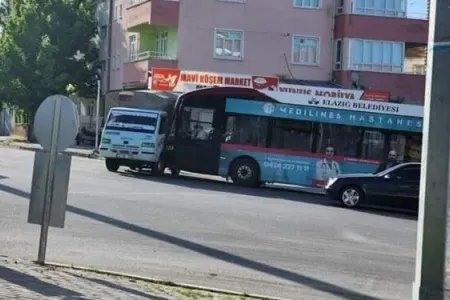 Avtobusla pikap toqquşdu: - Yaralılar var